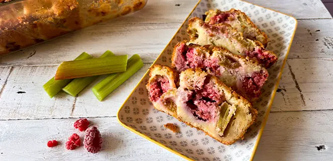 Cake framboises rhubarbe à la farine d’amande