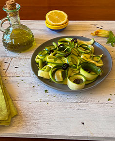 Salade de tagliatelles de courgettes crues au citron