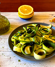 Salade de tagliatelles de courgettes crues au citron