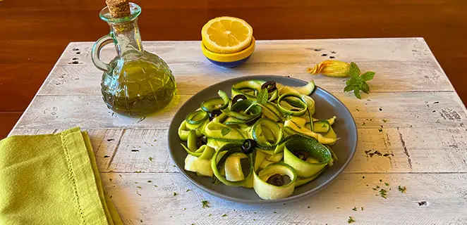 Salade de tagliatelles de courgettes crues au citron