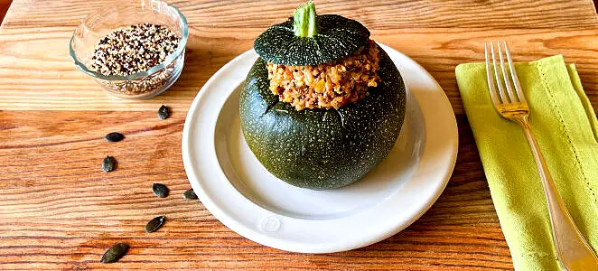 Courgette ronde farcie au quinoa, tomates et graines de courge