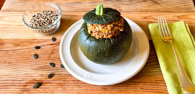 Courgette ronde farcie au quinoa, tomates et graines de courge