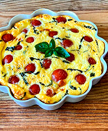 Flan aux tomates cerises, feta et basilic