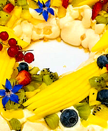 Pavlova à la mangue, fraises et kiwi