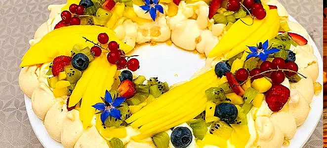 Pavlova à la mangue, fraises et kiwi