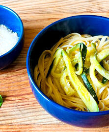 Linguines de pâtes et de courgettes au citron