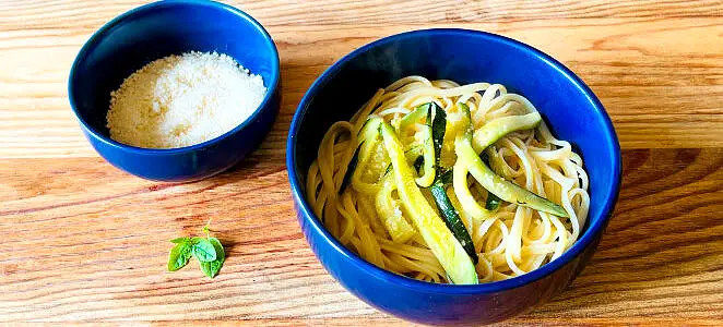Linguines de pâtes et de courgettes au citron