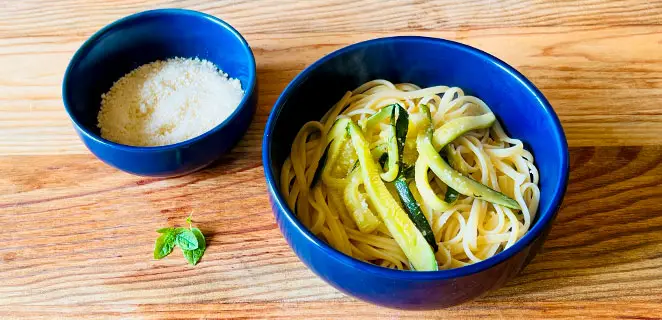 Linguines de pâtes et de courgettes au citron