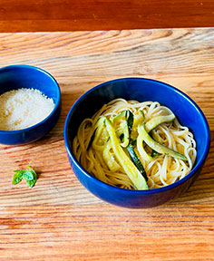 Linguines de pâtes et de courgettes au citron