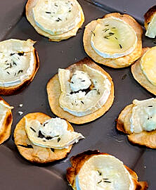 Petits chèvres chauds sur chips de pomme