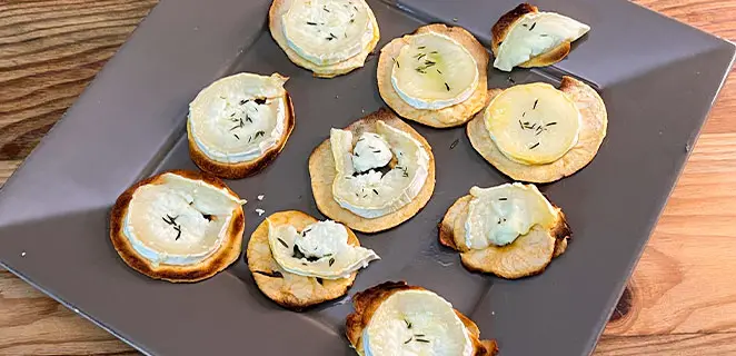 Petits chèvres chauds sur chips de pomme