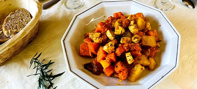Duo de patates douces et pommes de terre aux dés de poulet