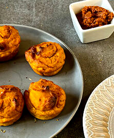 Muffins salés à la butternut et pesto de tomates
