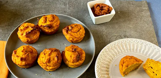 Muffins salés à la butternut et pesto de tomates