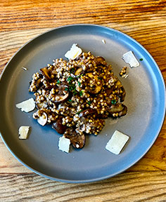 Sarrasin grillé champignons et copeaux de parmesan