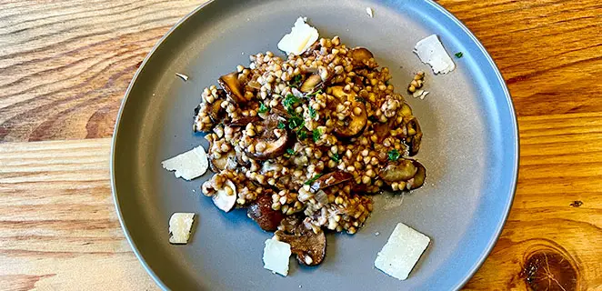 Sarrasin grillé champignons et copeaux de parmesan