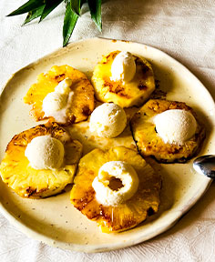 Ananas rôti à la plancha et sa boule de glace