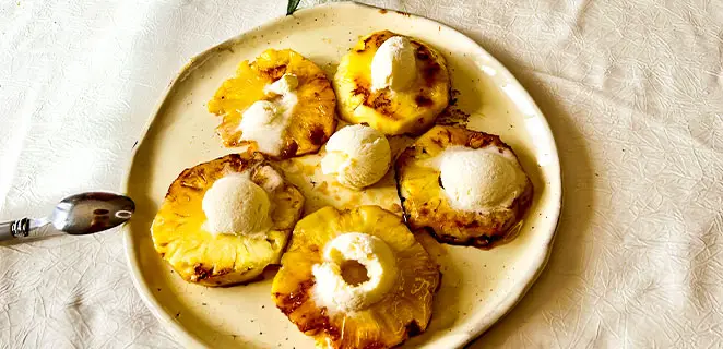 Ananas rôti à la plancha et sa boule de glace