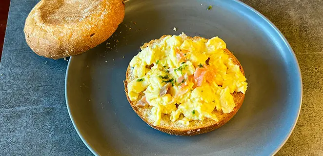 Muffins aux œufs brouillés et saumon fumé