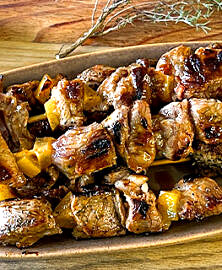 Brochettes d’agneau marinées au thym, miel et citron confit