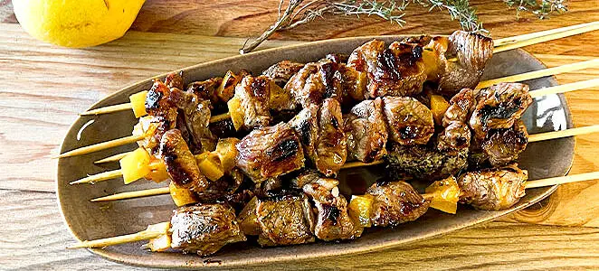 Brochettes d’agneau marinées au thym, miel et citron confit