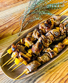 Brochettes d’agneau marinées au thym, miel et citron confit