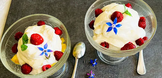 Coupe de fruits d’été à la chantilly