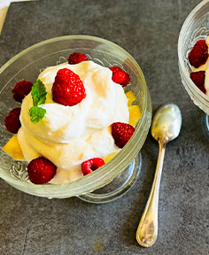 Coupe de fruits d’été à la chantilly