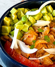 Poke bowl au saumon mariné, pamplemousse et avocat