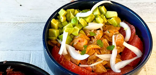 Poke bowl au saumon mariné, pamplemousse et avocat