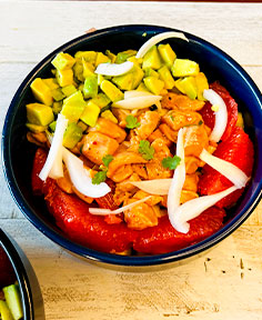 Poke bowl au saumon mariné, pamplemousse et avocat