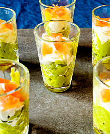 Verrines mousse d’avocat et chantilly salée au saumon fumé