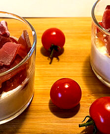 Verrines tomate cerise et coppa à la ricotta