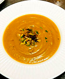 Velouté de butternut aux éclats de châtaignes