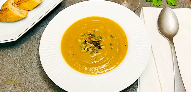 Velouté de butternut aux éclats de châtaignes