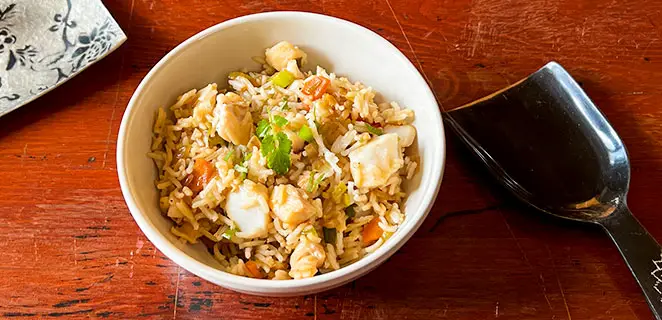 Riz sauté au poisson et petits légumes