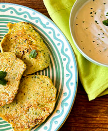 Galettes de courgettes et son dip à la menthe fraîche