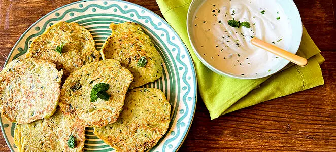 Galettes de courgettes et son dip à la menthe fraîche