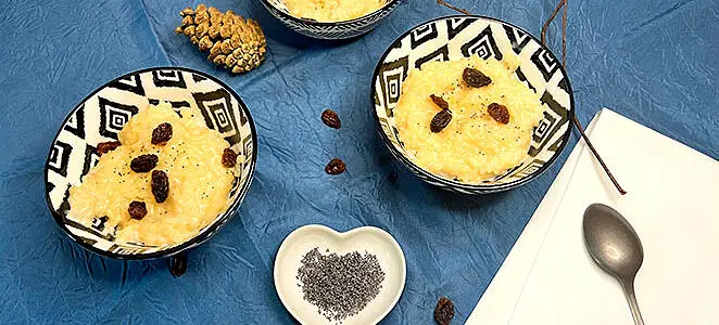 Riz au lait de coco, graines de pavot et raisins secs