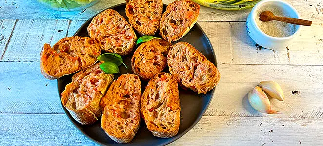 Pain frotté à la tomate et à l’ail