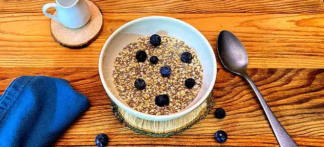 Overnight porridge à l’avoine et myrtilles