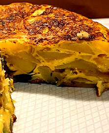 Omelette pommes de terre, courgette, oignon