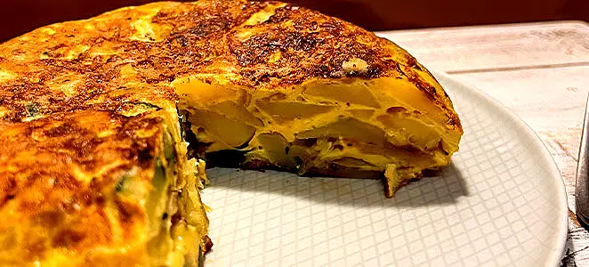 Omelette pommes de terre, courgette, oignon