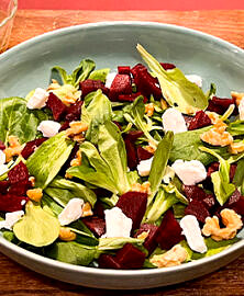 Salade mĂąche, betterave, feta et noix