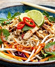 Salade thaĂŻ poulet, nouilles de riz et sauce piquante