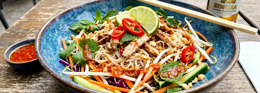 Salade thaï poulet, nouilles de riz et sauce piquante